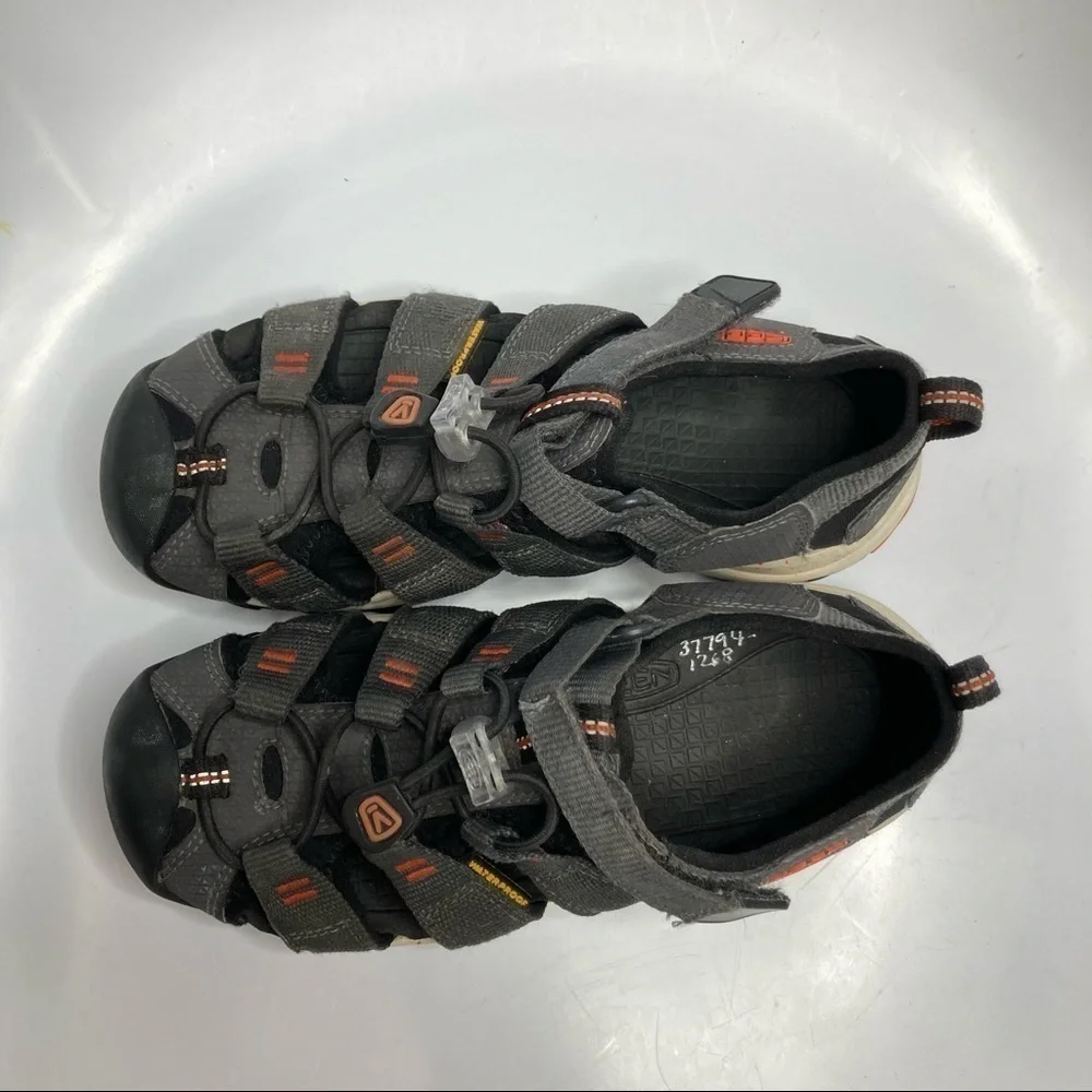 Keen sandals‎ size 1Y